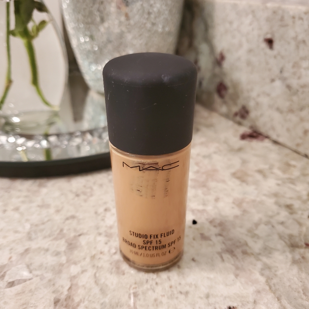 MAC Studio Fix Foundation NW18